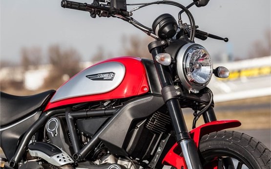 Ducati Scrambler Icon 803  - alquilar una motocicleta en Barcelona