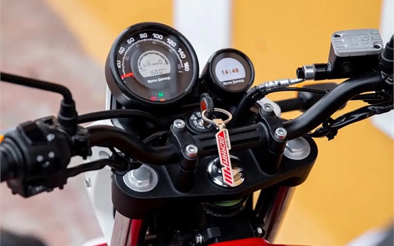 Rent Royal Enfield 411 -  alquiler de motocicletas en Delhi
