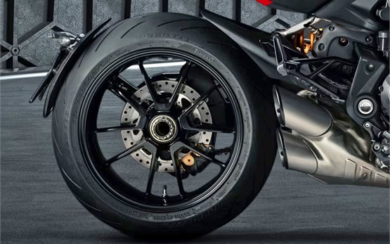 Ducati Дявол - мотоциклет под наем в Милано
