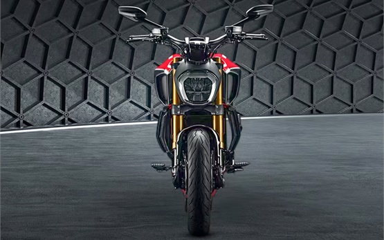 Ducati Diavel - alquilar una motocicleta en Milán