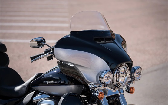 2016 Harley-Davidson Electra Glide Ultra Limited - Motorradvermietung in Genf