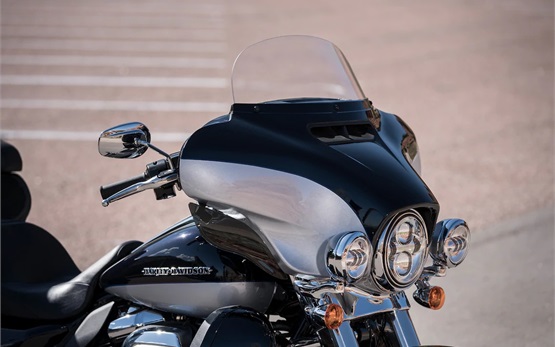 Harley-Davidson Electra Glide Ultra Limited - rent a motorbike in Geneva