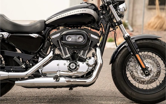 Harley Davison 1200 Custom - alquilar una moto en Europa 