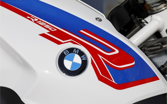BMW R 1250 R - Motorradvermietung in Flughafen Genf