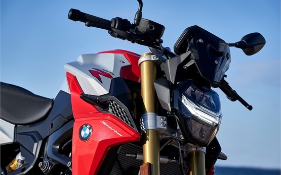 BMW F 900 R Motorradvermietung in Lissabon