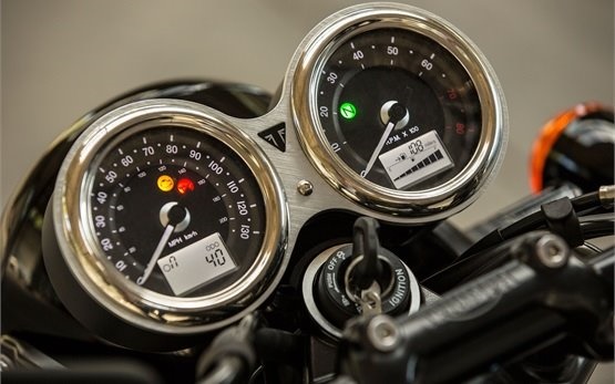 Triumph Bonneville T100 - мотоциклет под наем Франция