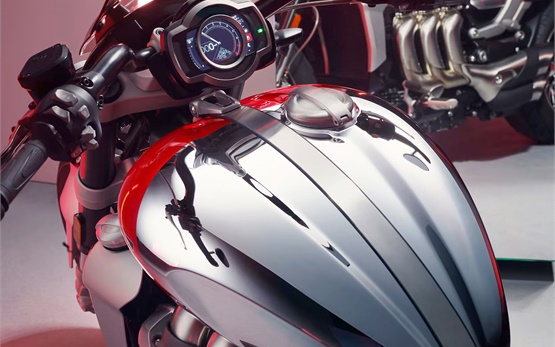 Triumph ROCKET 3 R - motorbike rental in Lisbon
