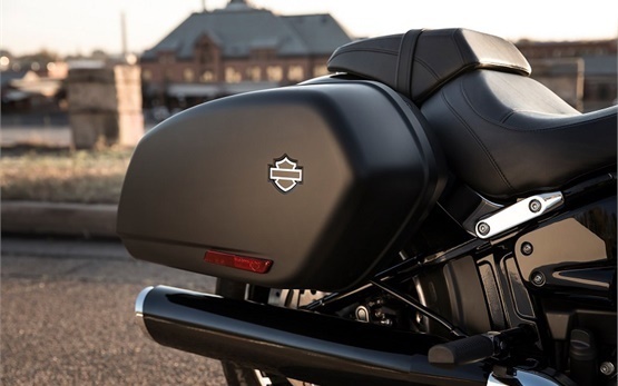 Harley-Davidson Sport Glide - Motorradvermietung in Frankreich