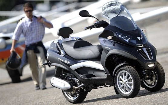 Piaggio MP3 400 - scooter rental in Cannes