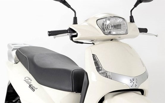 Peugeot Tweet 125cc - scooter rental Olbia