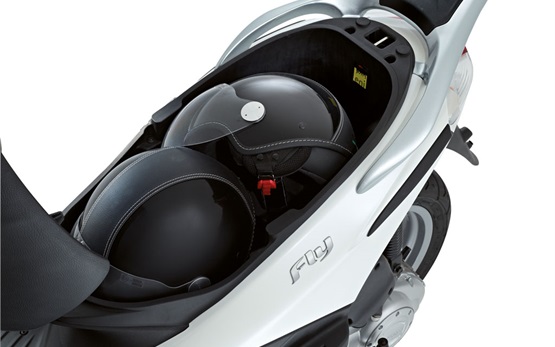 2013 Piaggio Fly 50 - alquiler de scooters en Niza 