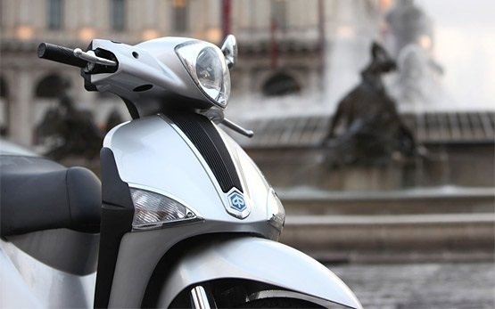 Пиаджо Либерти 50см3 - скутер под наем в Париж