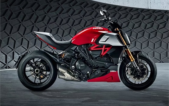 Ducati Diavel - alquilar una motocicleta en Milán