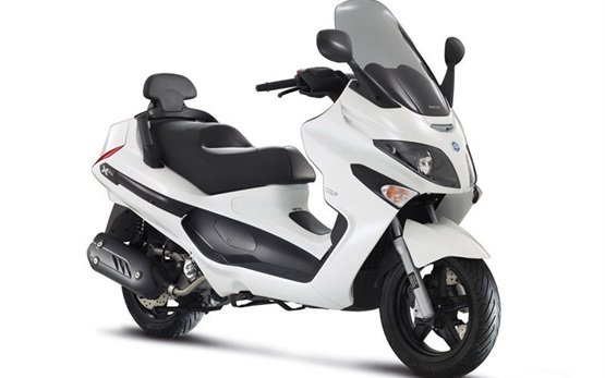 Piaggio X-EVO 125 scooter rental in Paris