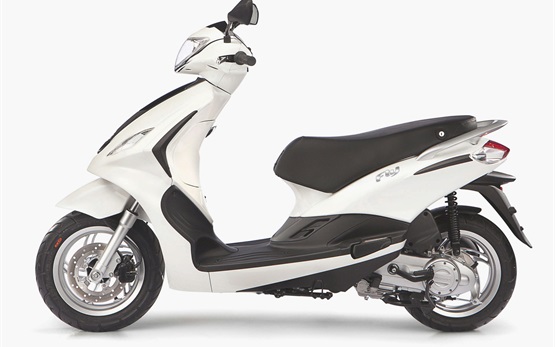 2013 Piaggio Fly 50 - alquiler de scooters en Niza 